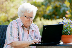Äldre kvinna vid dator