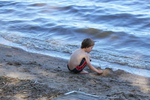Barn leker på stranden vid Bottens badplats