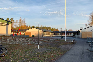 Björskogsskolan utomhus med delar av skolgården.