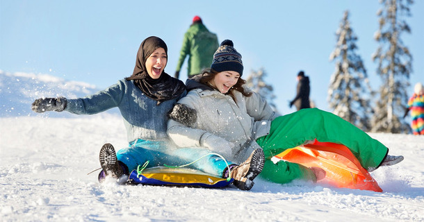 Bild på ungdomar som leker i snön
