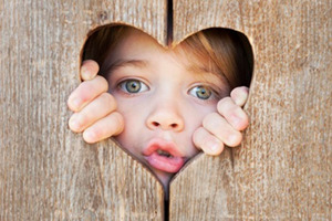 Barn tittar utgenom trähjärta