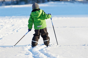 Bild på ett barn som åker skidor