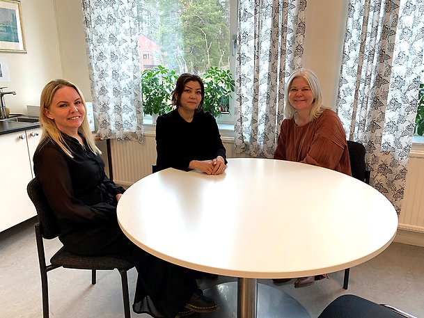 Kristin Fernerud, rektor VIVA, Masomeh Safdari, elev och Ulrika Lindgren, utbildningsledare.