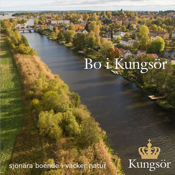 Framsida på broschyren Bo i Kungsör med stort flygfoto in över Kungsör.