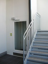 Nyinstallerad hiss i entrén till Västra Mälardalens Myndighetsförbund och Högskolecentrum i Arboga
