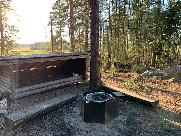 Ny grill och rustat vindskydd i Valskog