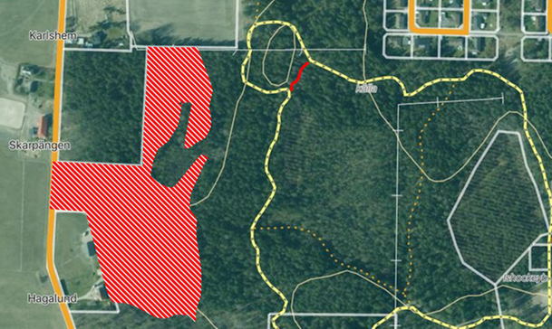 Kartan visar vilket område där avverkning sker i friluftsskogen i Valskog. Den röda linjen visar en stig som ska grusas upp.